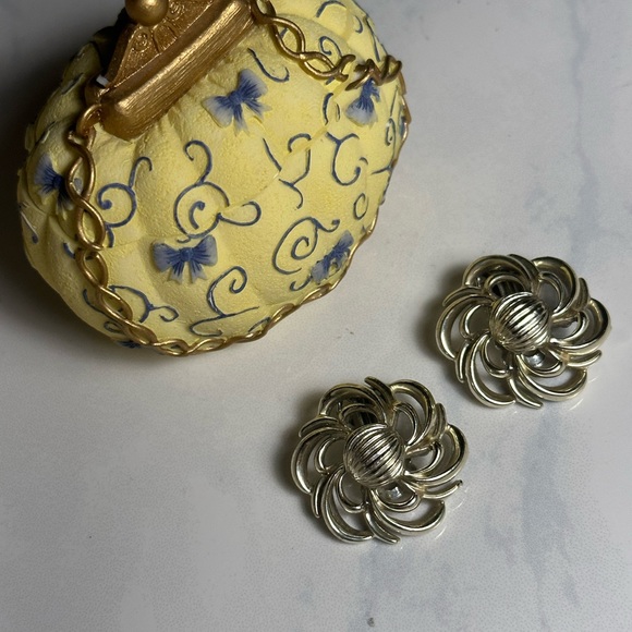 Vintage Coro Clip-on Floral Earrings Silver Tone - Picture 5 of 8